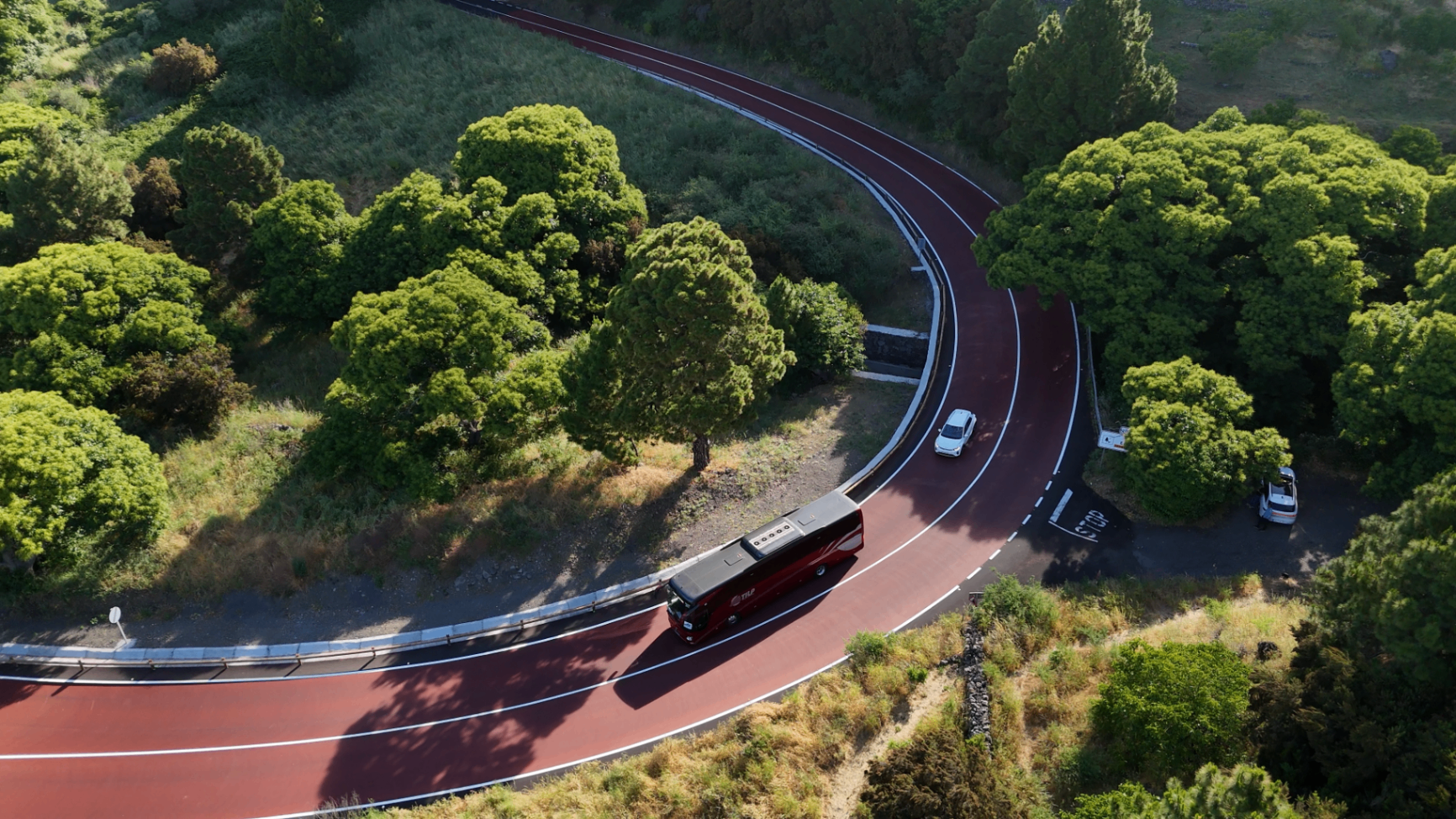 Curva de la carretera LP-1 tratada con pavimento antideslizante Zoruflex Tráfico Rojo