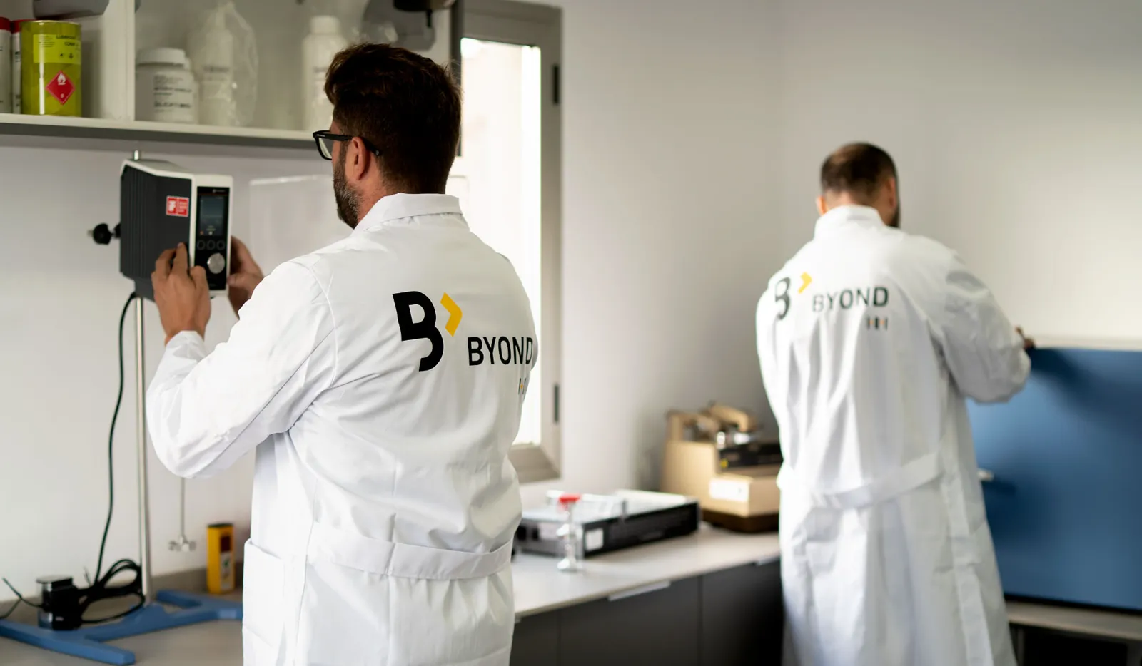 Equipo técnico de Byond midiendo viscosidad de una formulación Zoruflex