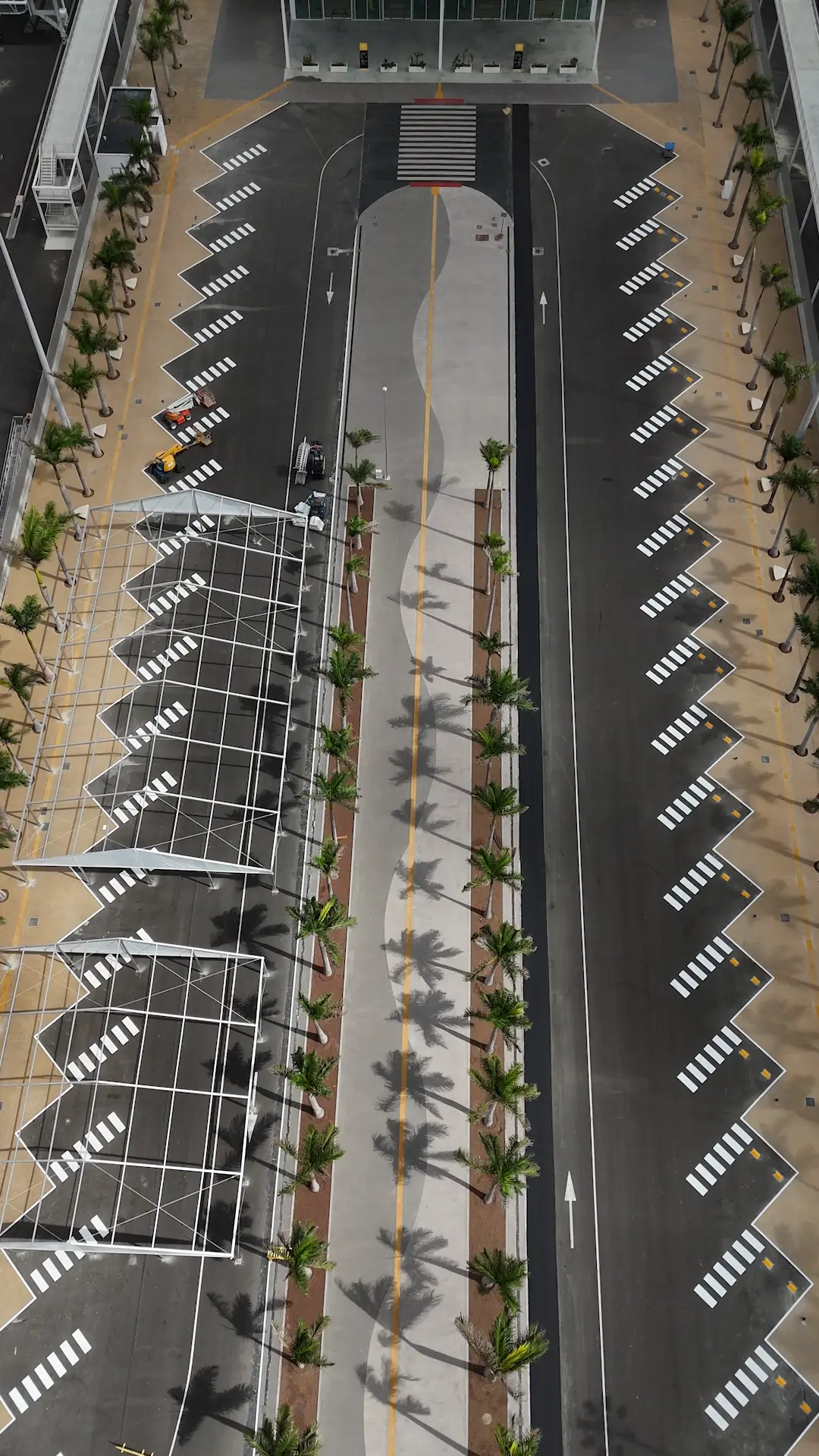 Vista aérea del pavimento Zoruflex Continuo en ejecución en la Estación de Cruceros del Puerto de Las Palmas de Gran Canaria Vista aérea del pavimento Zoruflex Continuo en ejecución en la Estación de Cruceros del Puerto de Las Palmas de Gran Canaria