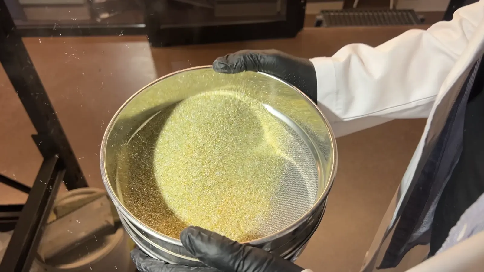 Tamiz de laboratorio con árido de vidrio reciclado calibrado en fracción fina