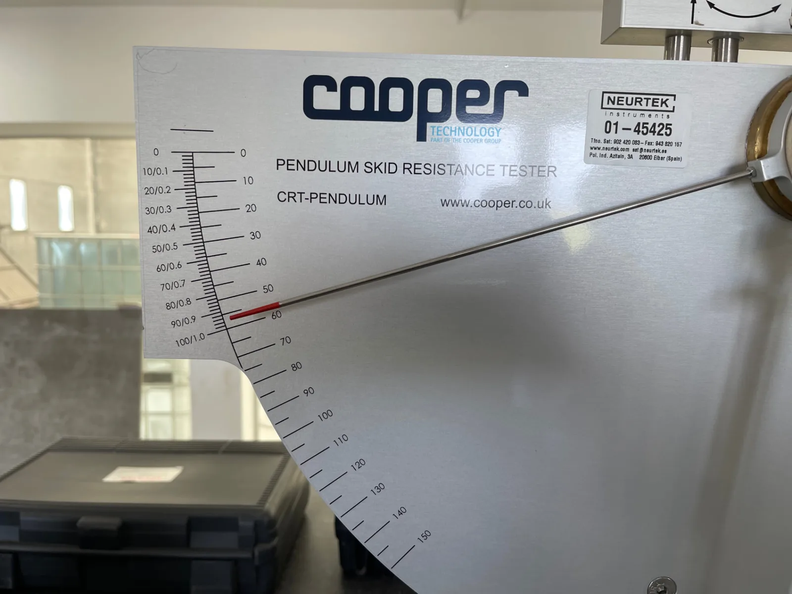 Escala del péndulo de resbaladicidad Cooper CRT durante el registro de la lectura Rd / PTV
