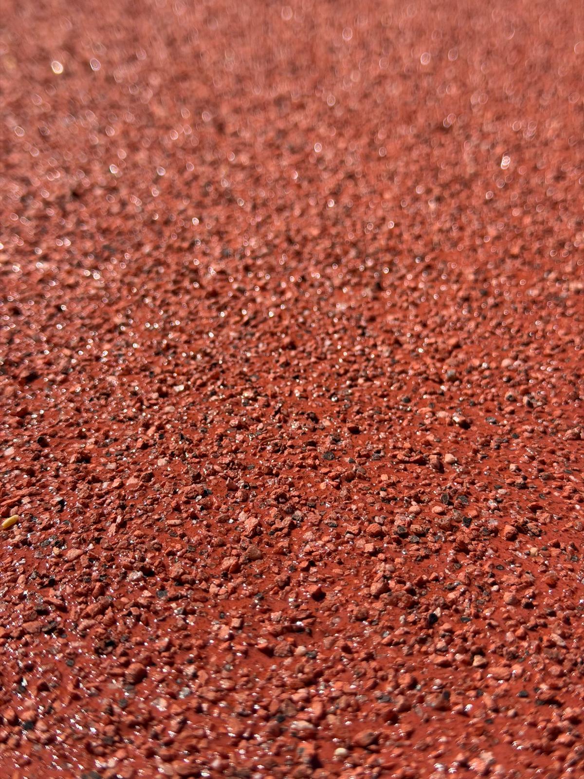 Detalle de textura del sistema Zoruflex Tráfico Rojo aplicado en la carretera LP-1 de El Paso Detalle de textura del sistema Zoruflex Tráfico Rojo aplicado en la carretera LP-1 de El Paso