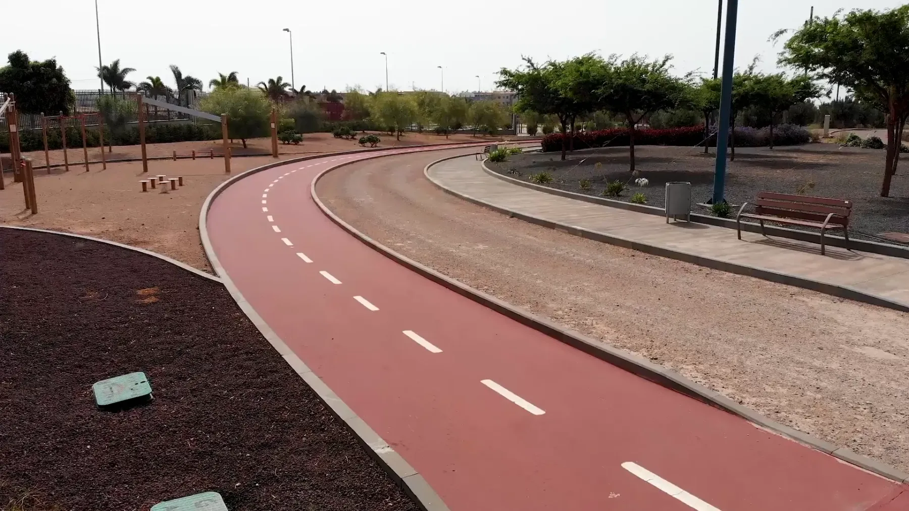 Vista del carril bici y senda peatonal con pavimento Zoruflex Tráfico en parque público