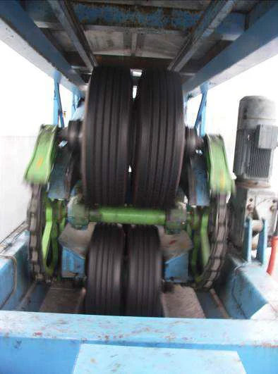 Semieje de ruedas gemelas cargado a 65 kN del simulador de tráfico FABAC