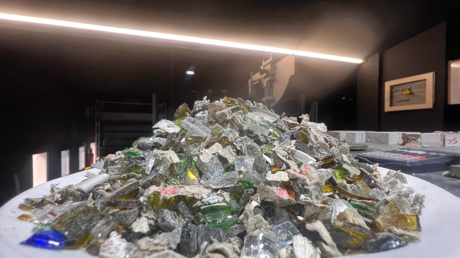 Calcín de vidrio reciclado triturado en el laboratorio de Byond Canarias antes de su lavado