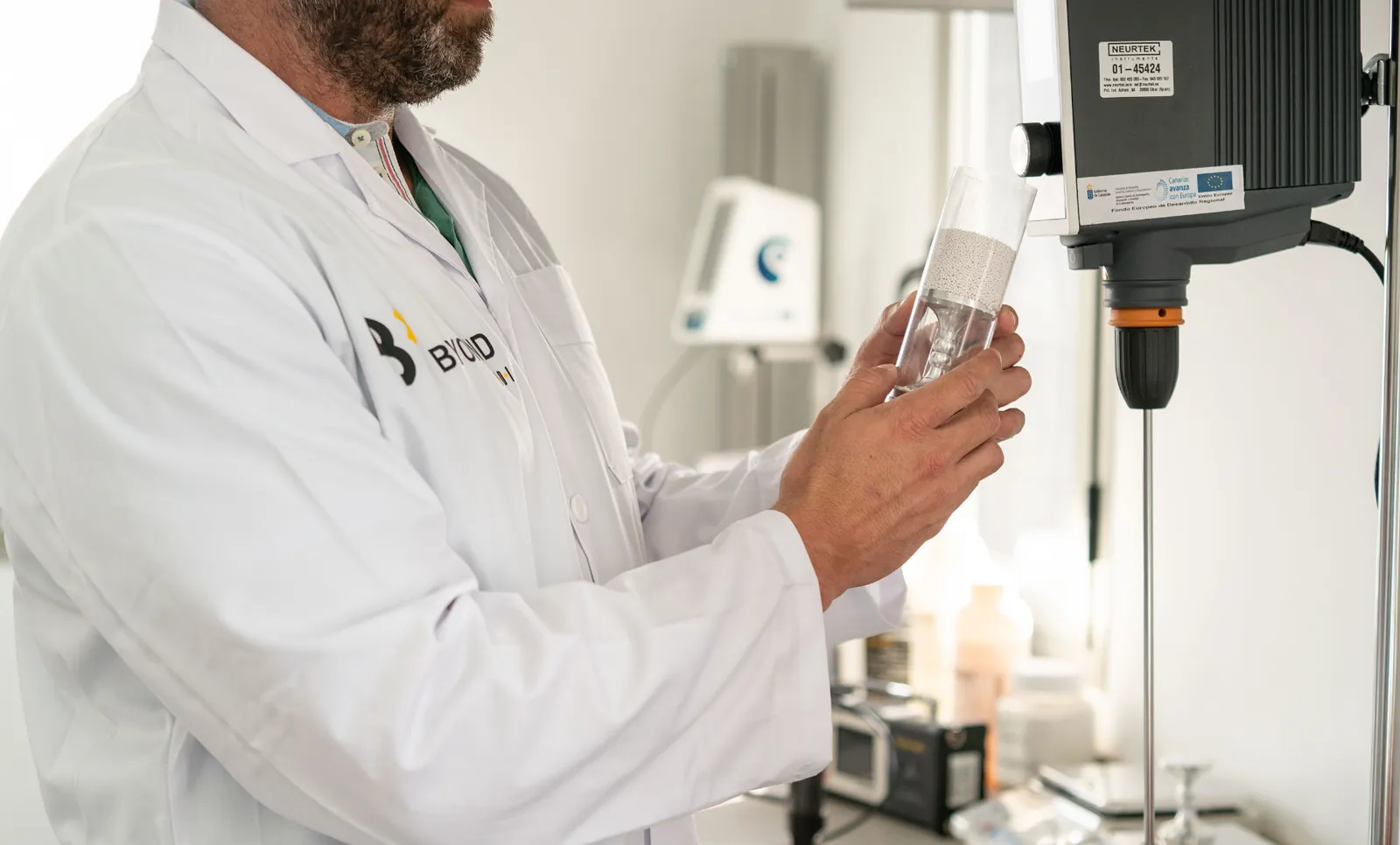 Ensayo de viscosidad con viscosímetro sobre una muestra de resina Zoruflex