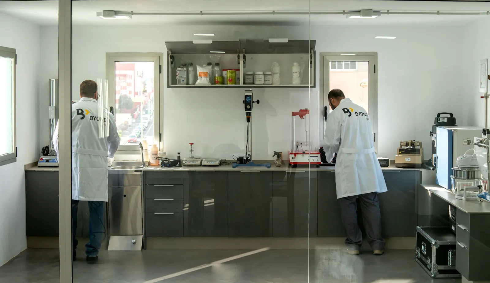 Banco de ensayos y equipos de control del laboratorio técnico de Byond