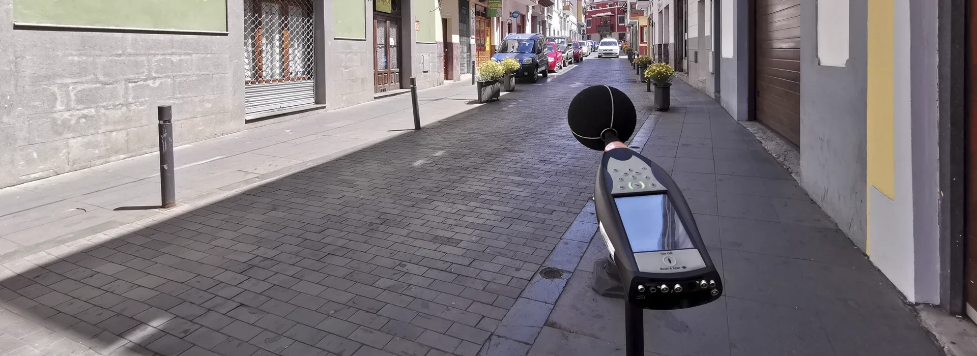 Sonómetro Brüel & Kjær midiendo el nivel de ruido en una calle pavimentada con Zoruflex
