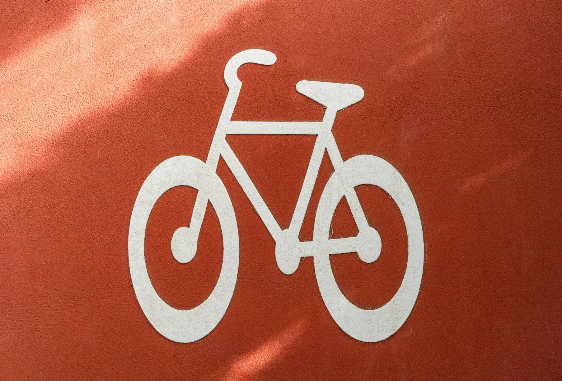 Detalle cenital del pictograma de bicicleta sobre pavimento Zoruflex Tráfico