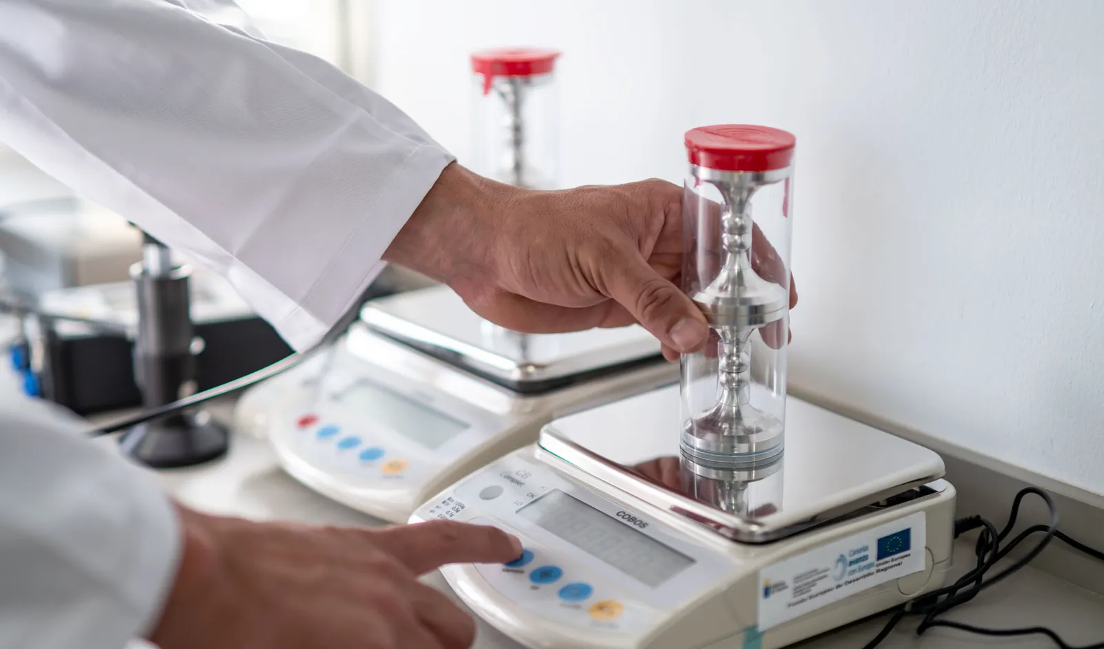 Pesaje de precisión de una muestra de resina Zoruflex en balanza analítica