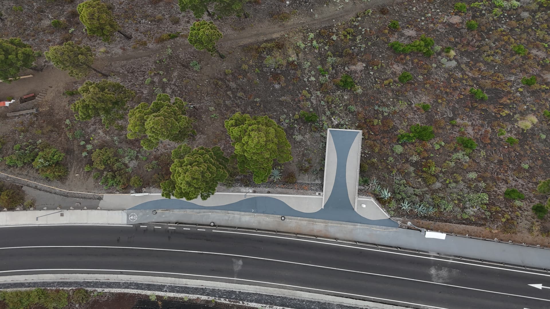 Vista cenital con dron del Mirador de Las Indias con pavimento Zoruflex Continuo de formas orgánicas en dos tonos Vista cenital con dron del Mirador de Las Indias con pavimento Zoruflex Continuo de formas orgánicas en dos tonos