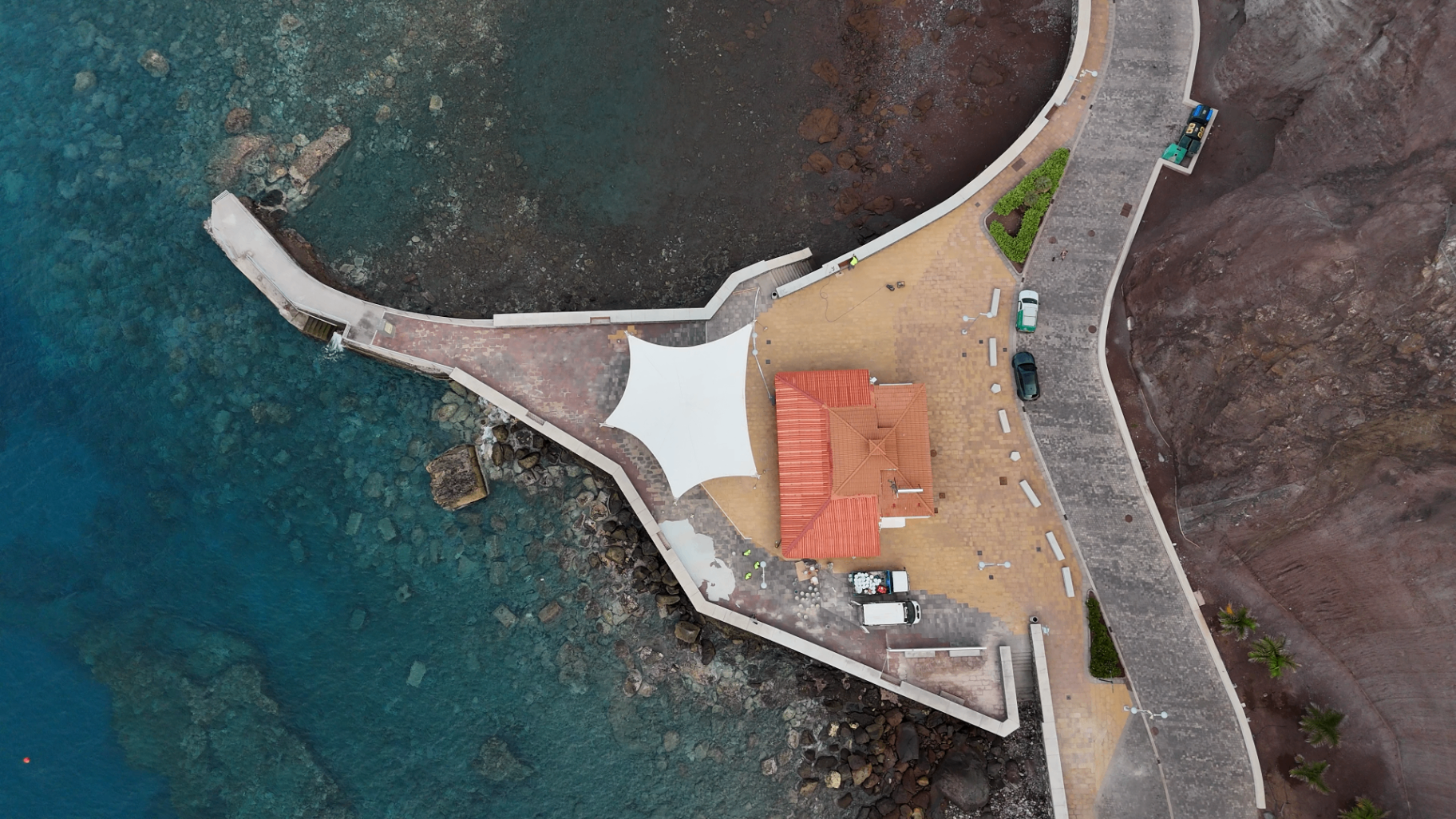 Vista aérea del estado previo del recinto de Avenida de Sardinas antes de la aplicación de Zoruflex sobre baldosa existente Vista aérea del estado previo del recinto de Avenida de Sardinas antes de la aplicación de Zoruflex sobre baldosa existente
