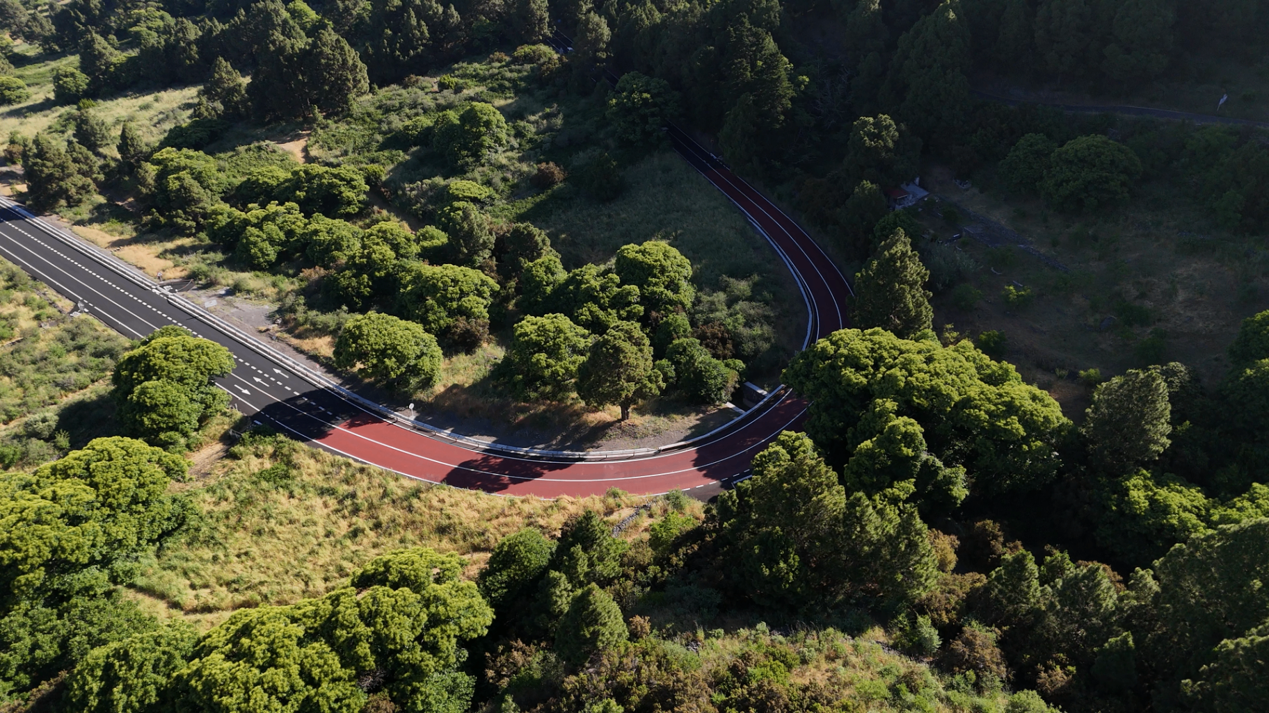 Vista aérea de curva tratada con pavimento rojo de alta adherencia Zoruflex Tráfico en El Paso (La Palma)