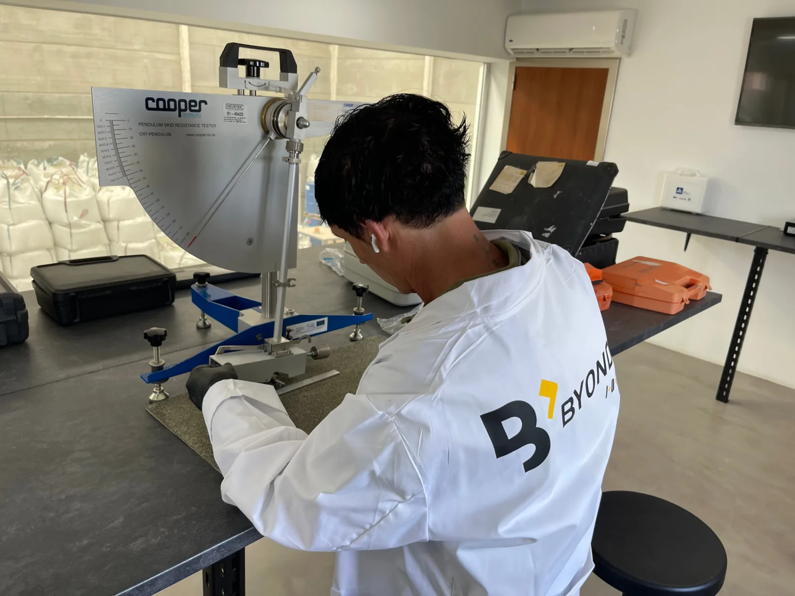 Medición de la resistencia al deslizamiento con péndulo Cooper sobre una muestra Zoruflex en laboratorio