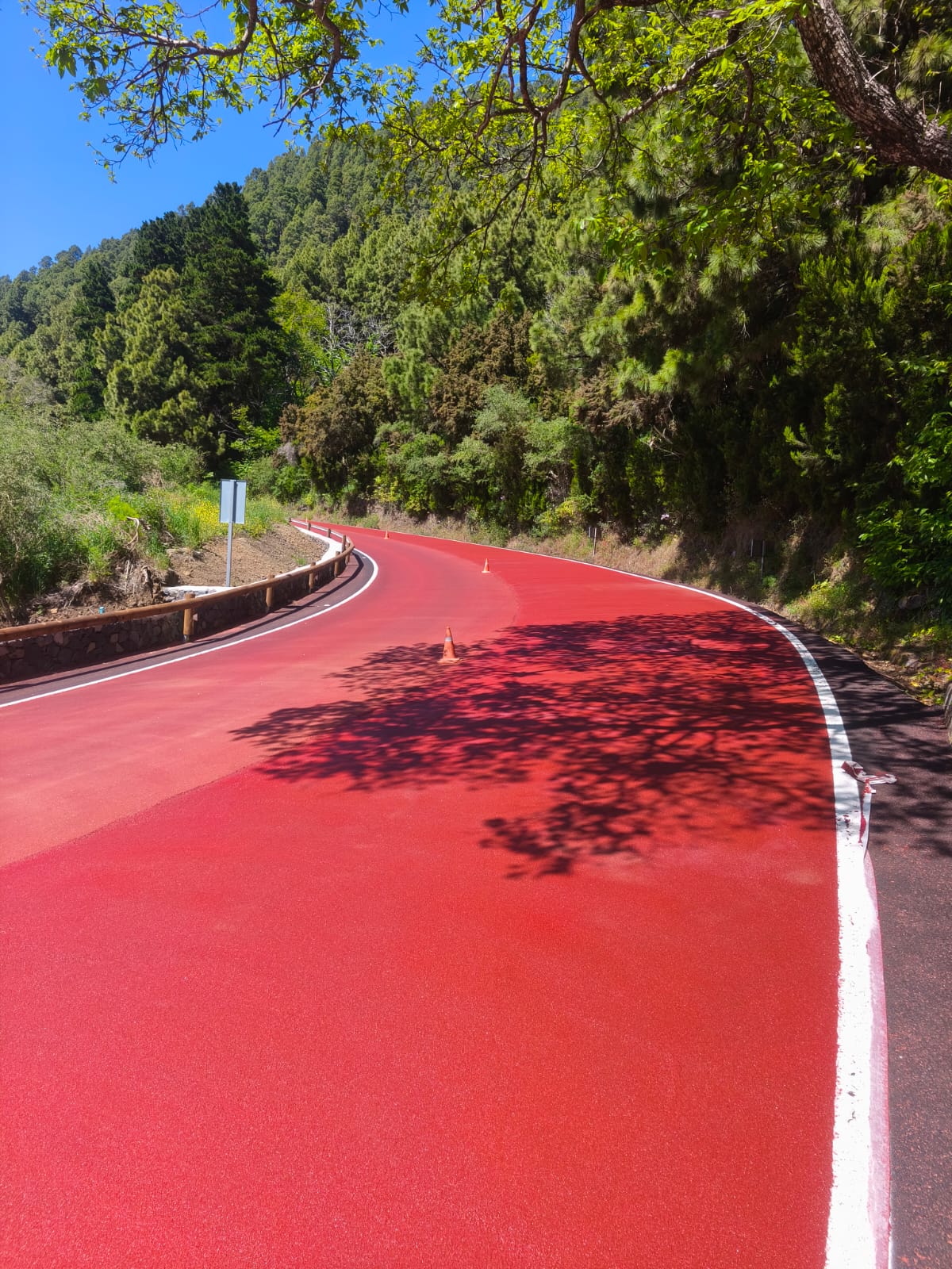 Vista general del tramo terminado de la carretera LP-1 en El Paso con pavimento Zoruflex Tráfico Rojo de alta visibilidad Vista general del tramo terminado de la carretera LP-1 en El Paso con pavimento Zoruflex Tráfico Rojo de alta visibilidad