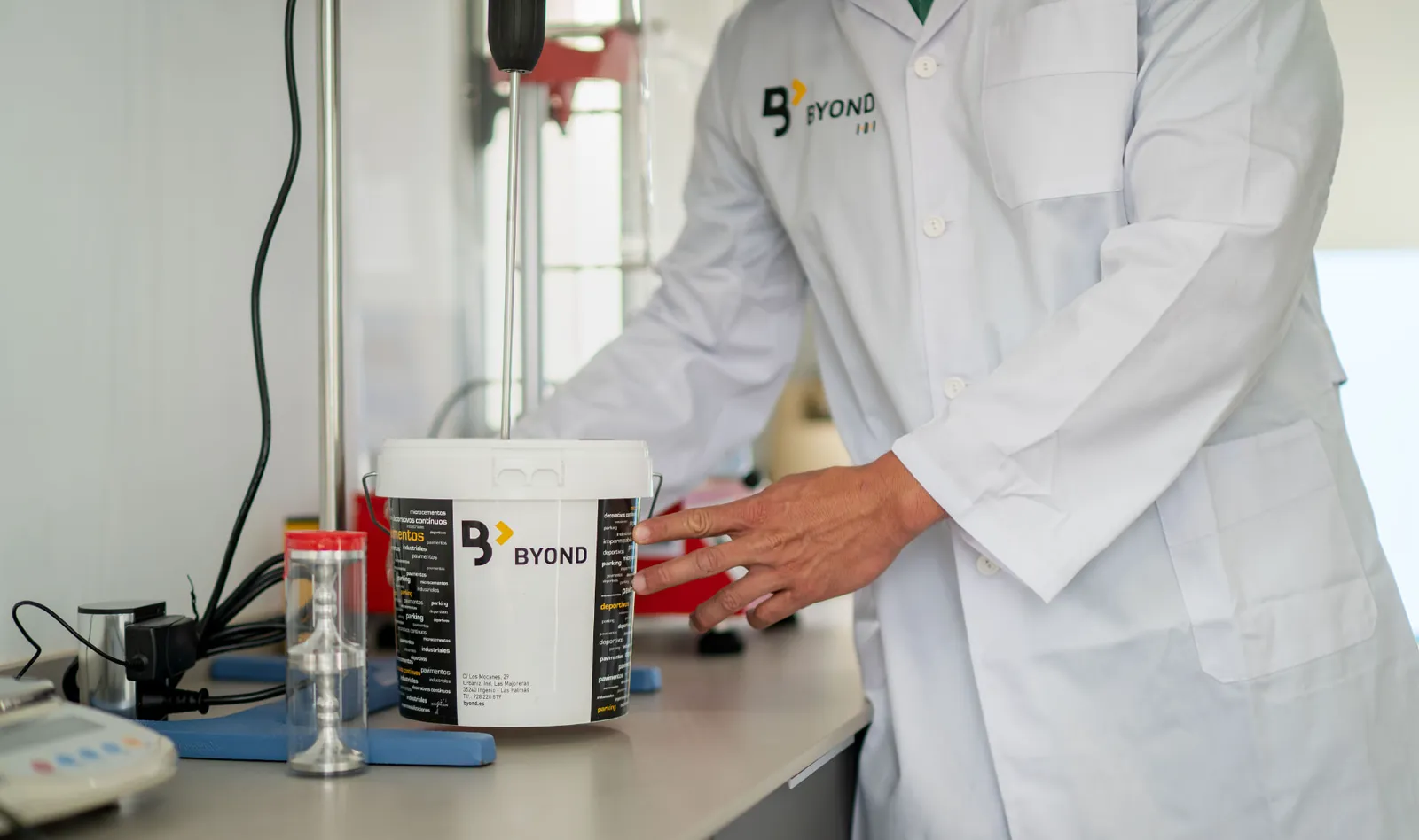 Técnico de Byond preparando una mezcla de pavimento Zoruflex en el laboratorio de I+D+i