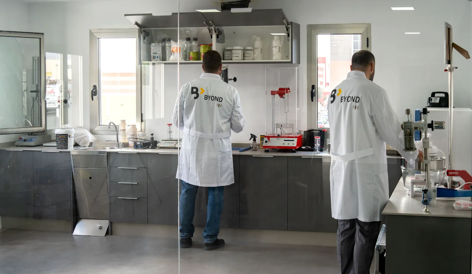 Vista general del centro de I+D+i de Byond Canarias con dos técnicos trabajando