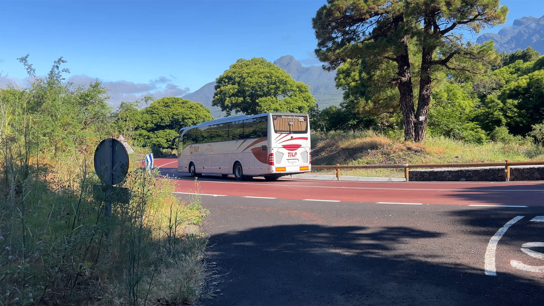 Guagua circulando por curva tratada con Zoruflex en El Paso, La Palma