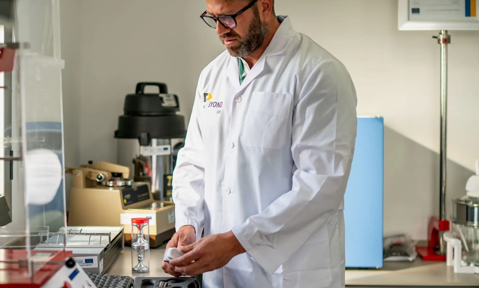 Técnico revisando instrumentación de control de calidad de pavimentos Zoruflex