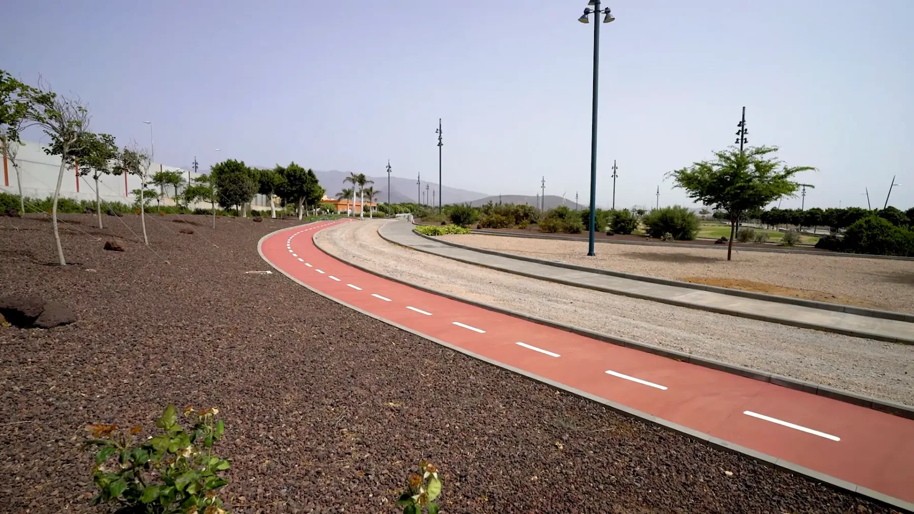 Curva de carril bici ejecutada con pavimento continuo Zoruflex Tráfico color rojo