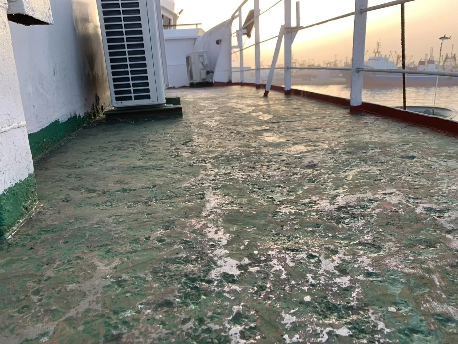 Pasillo lateral de buque con pavimento desgastado y pintura saltada por la salinidad