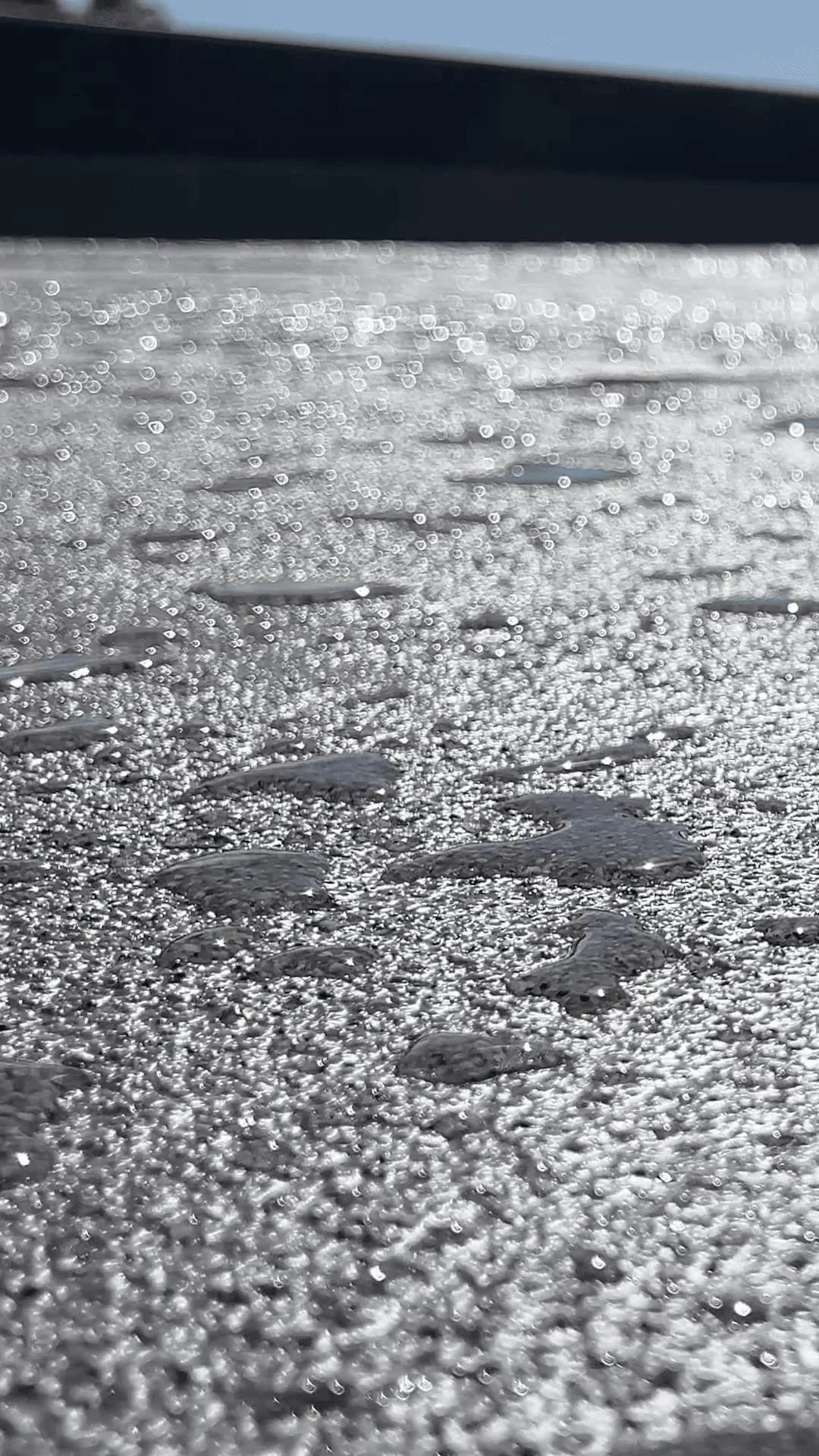 Gotas de agua sobre la superficie impermeabilizada en primer plano