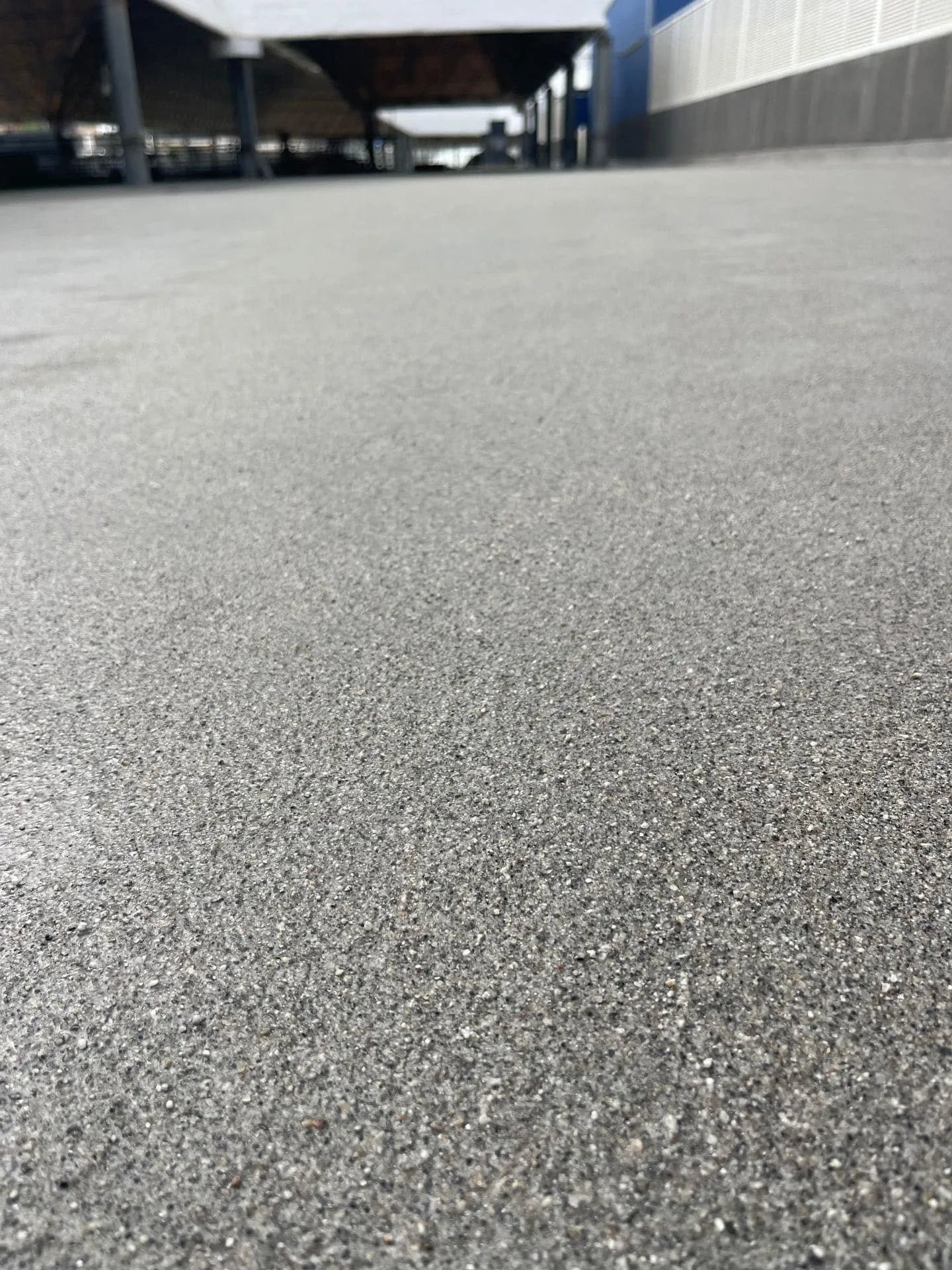 Detalle cercano del acabado antideslizante en superficie impermeabilizada