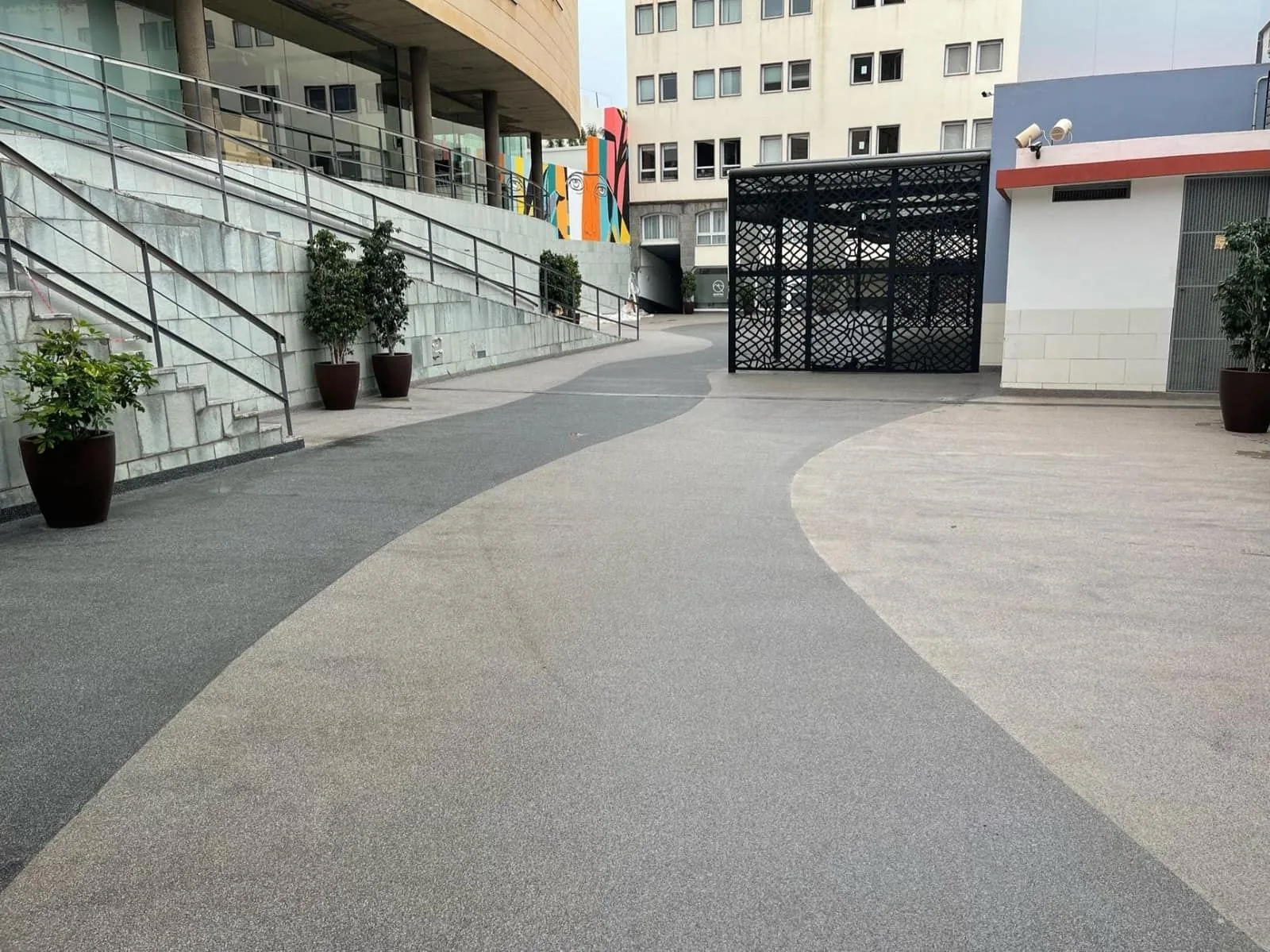 Rampa y plaza del Teatro Cuyás con acabado impermeabilizado bicolor