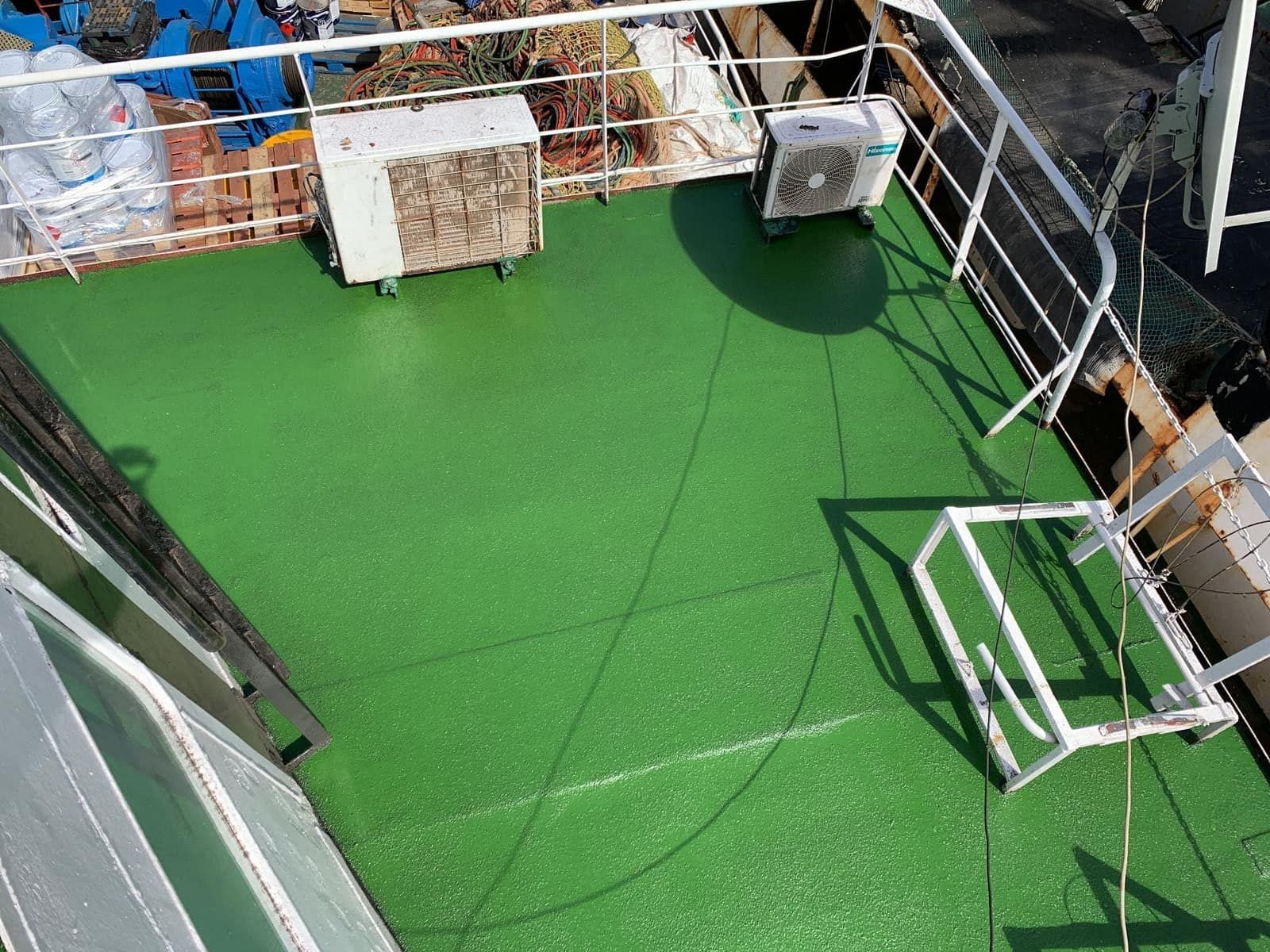 Cubierta de buque renovada con pavimento Zoruflex Naval verde uniforme