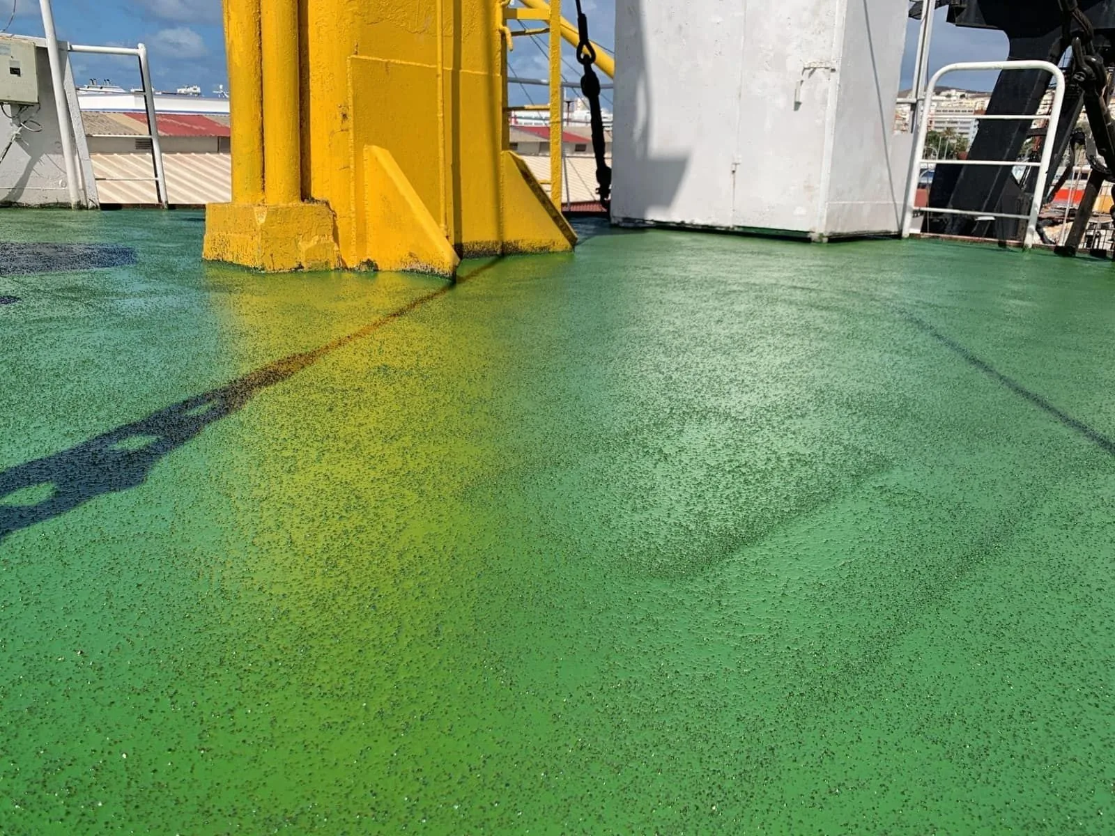 Detalle del acabado antideslizante de Zoruflex Naval sobre cubierta de buque