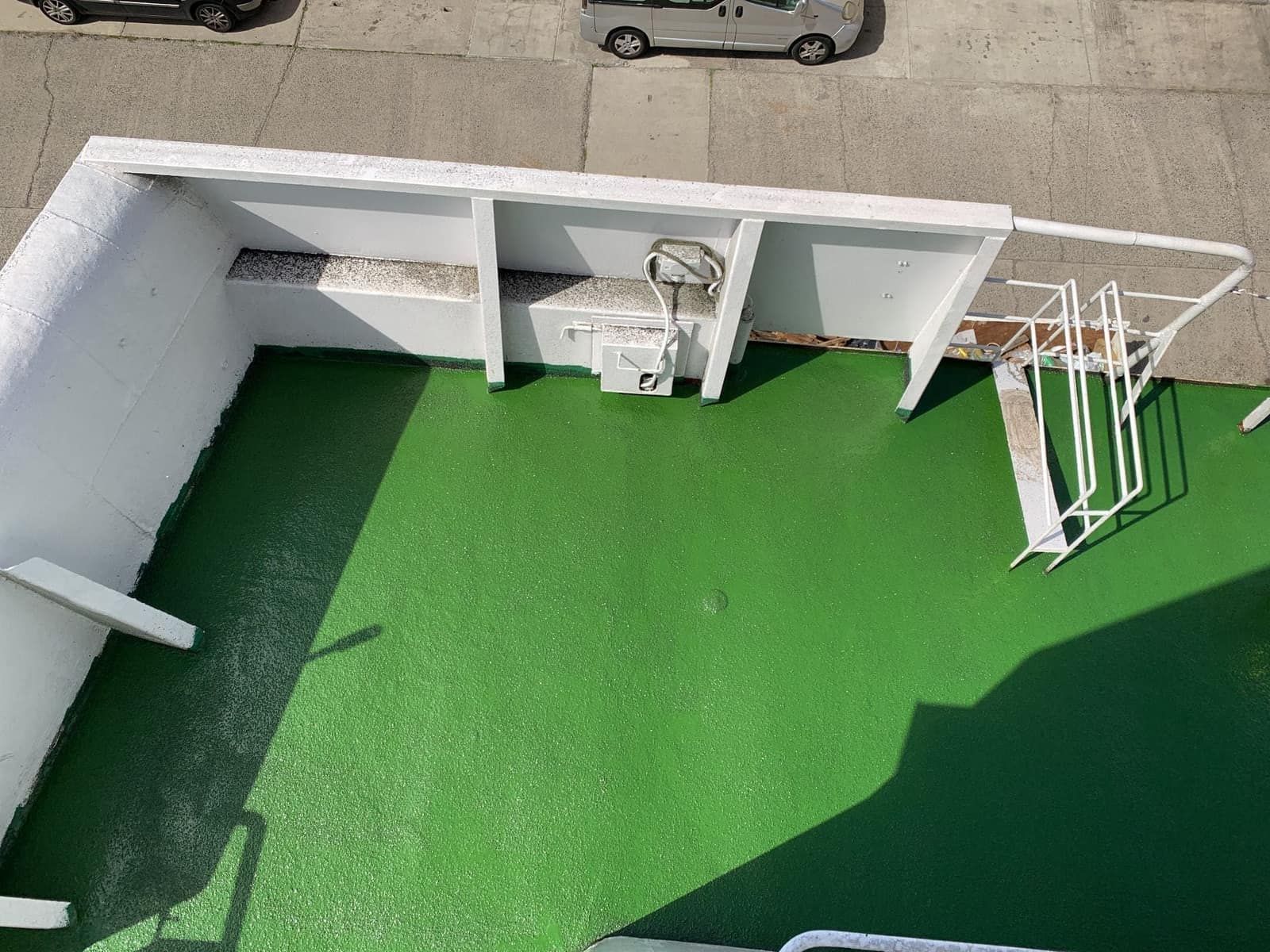 Vista cenital de cubierta de buque renovada con Zoruflex Naval verde