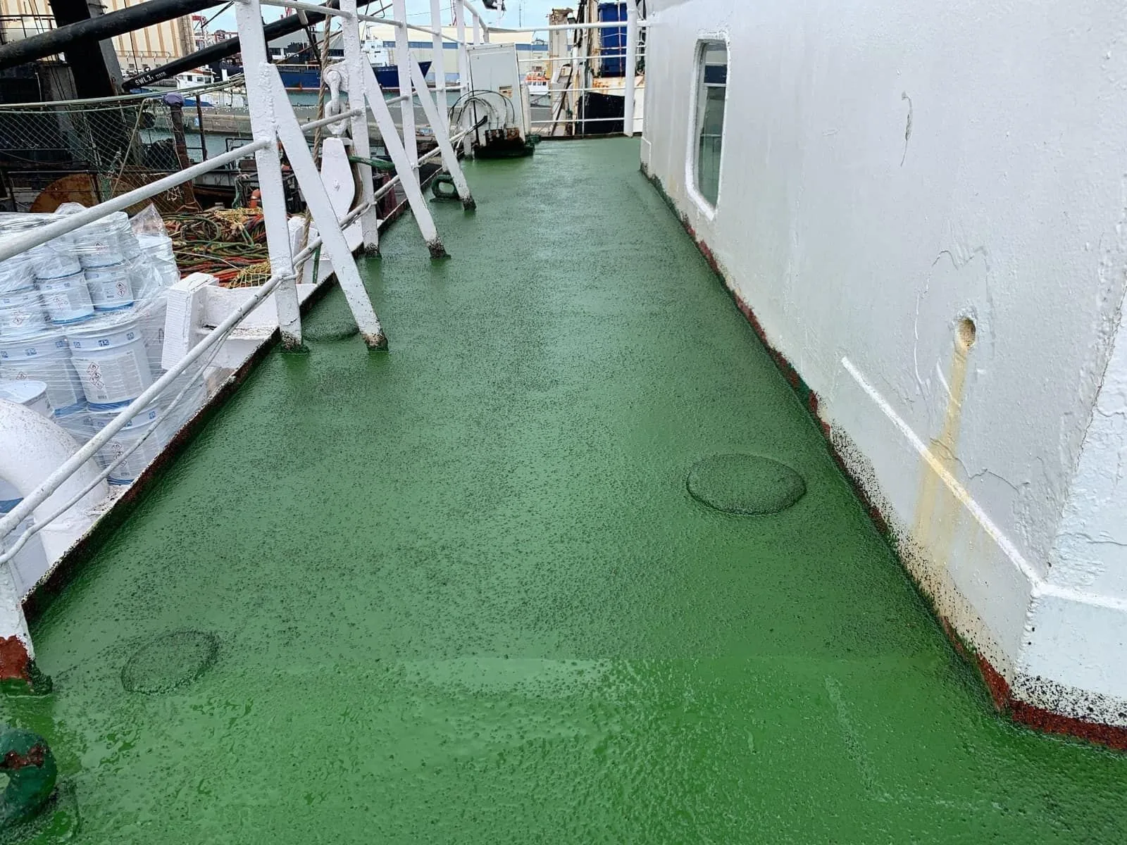 Pasillo lateral de buque con pavimento Zoruflex Naval verde recién aplicado