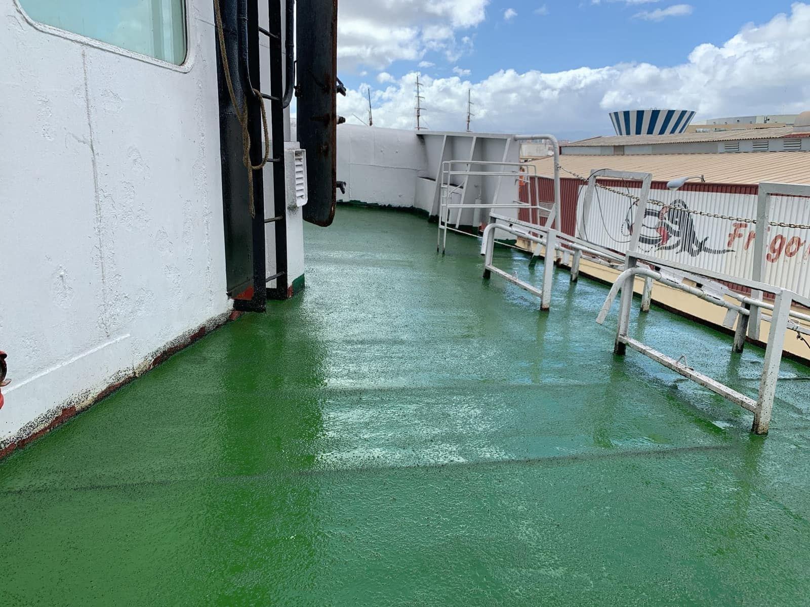 Cubierta exterior de buque con Zoruflex Naval verde bajo cielo despejado