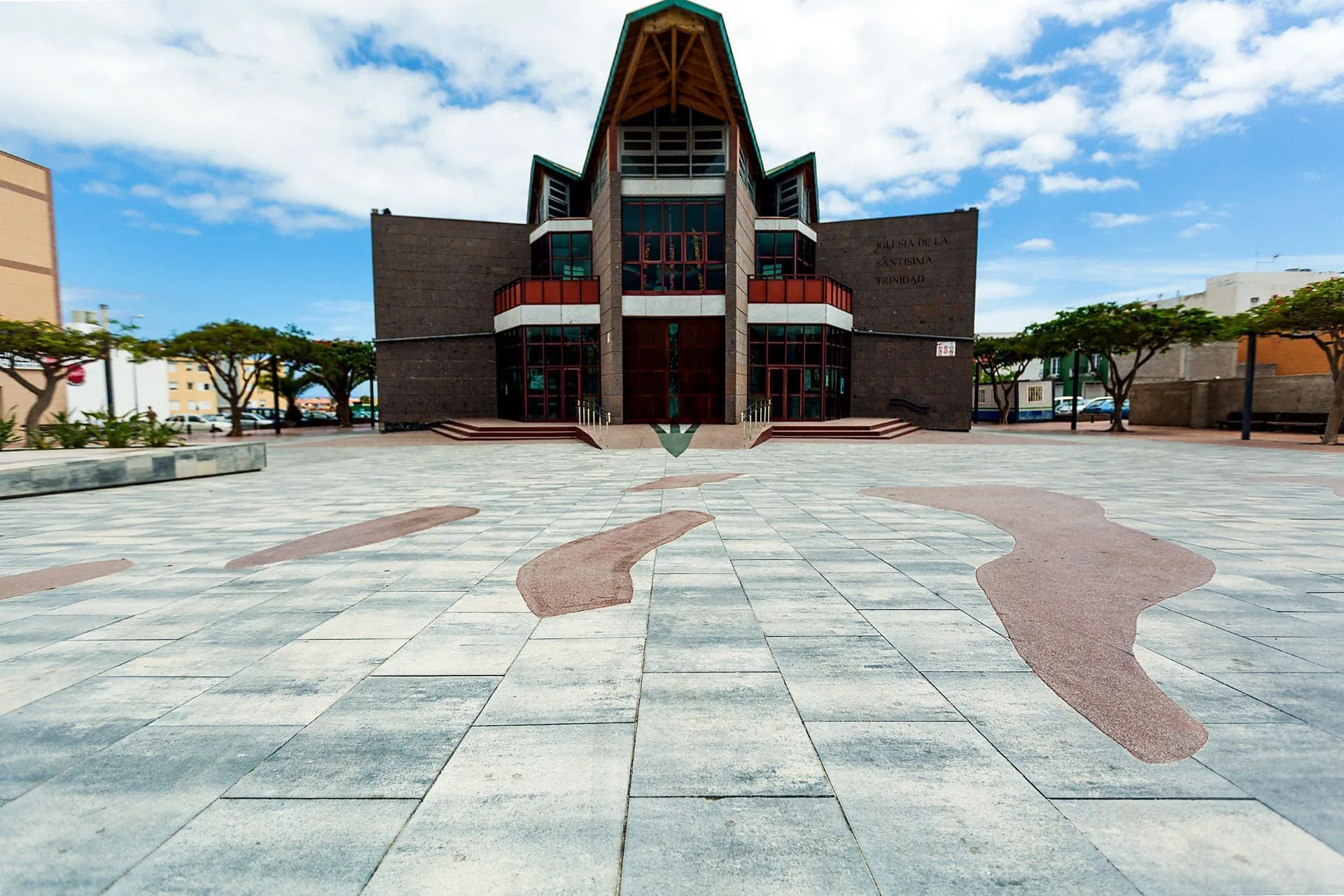 Plaza urbana pavimentada con Zoruflex, con bancos, palmera y zona estancial