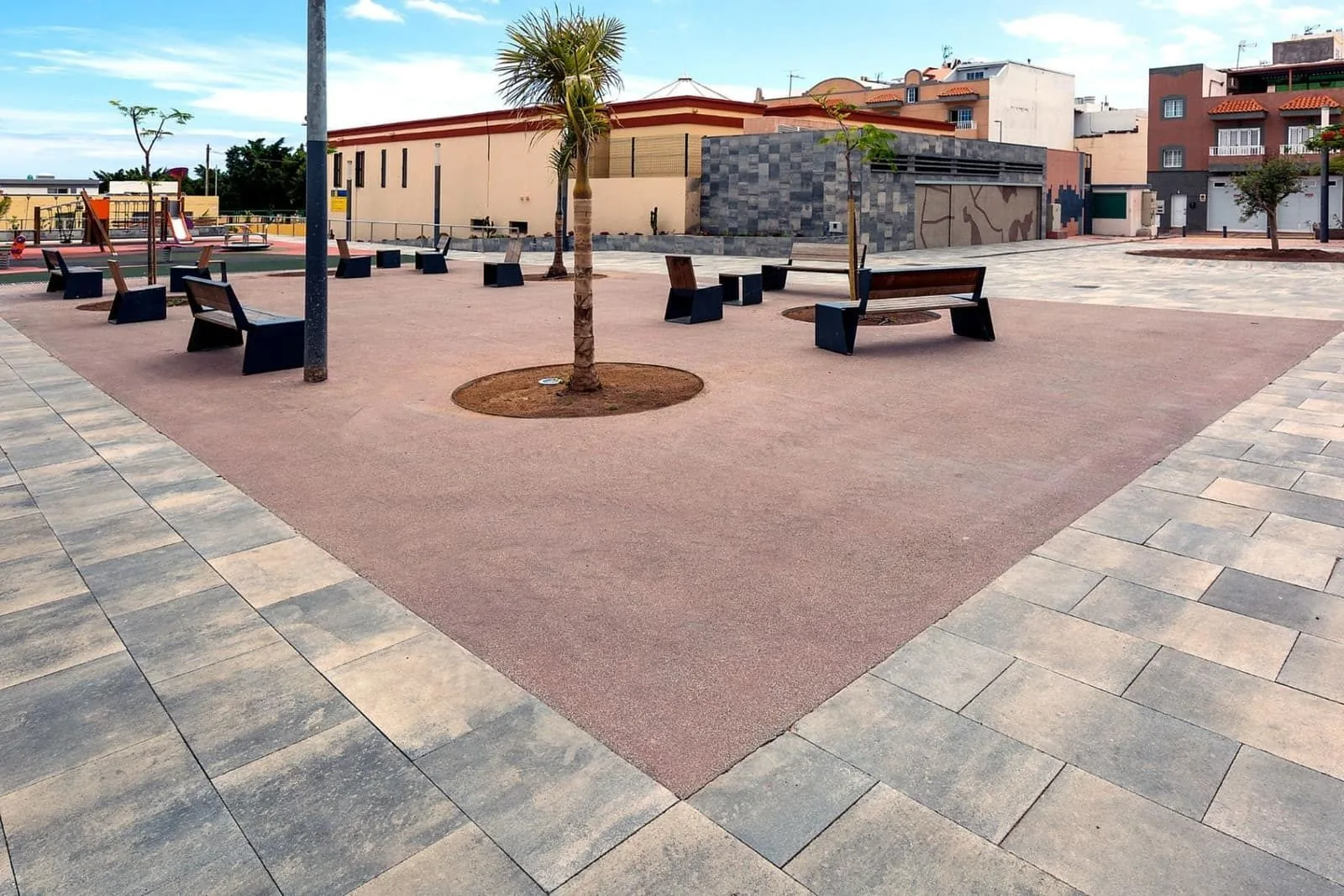 Plaza urbana — 2 Plaza urbana — 2