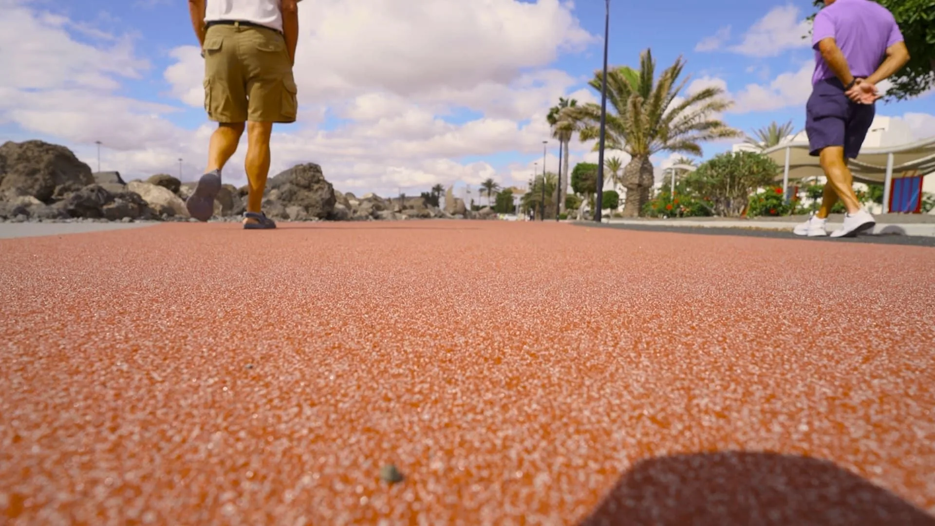 Paseo marítimo pavimentado junto al mar, con borde de piedra y línea de costa