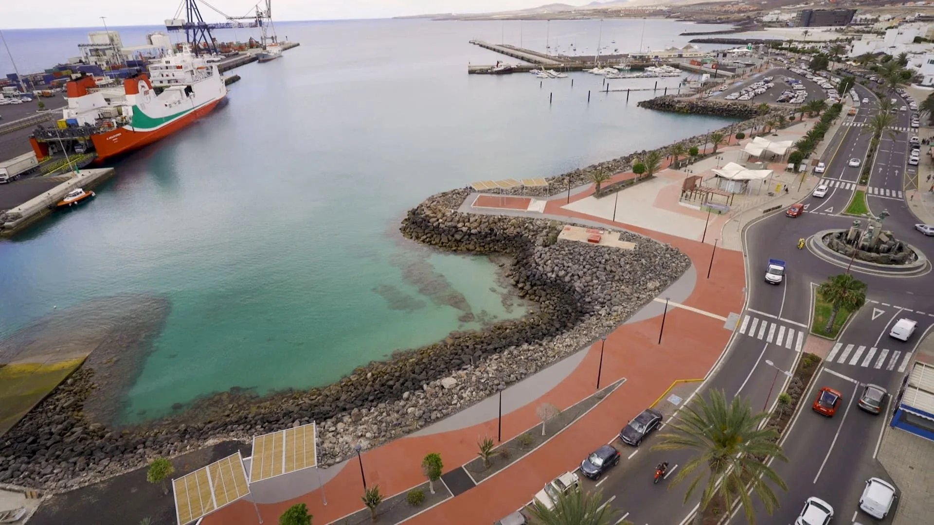 Vista aérea del paseo marítimo de Puerto del Rosario con pavimento continuo Zoruflex Vista aérea del paseo marítimo de Puerto del Rosario con pavimento continuo Zoruflex