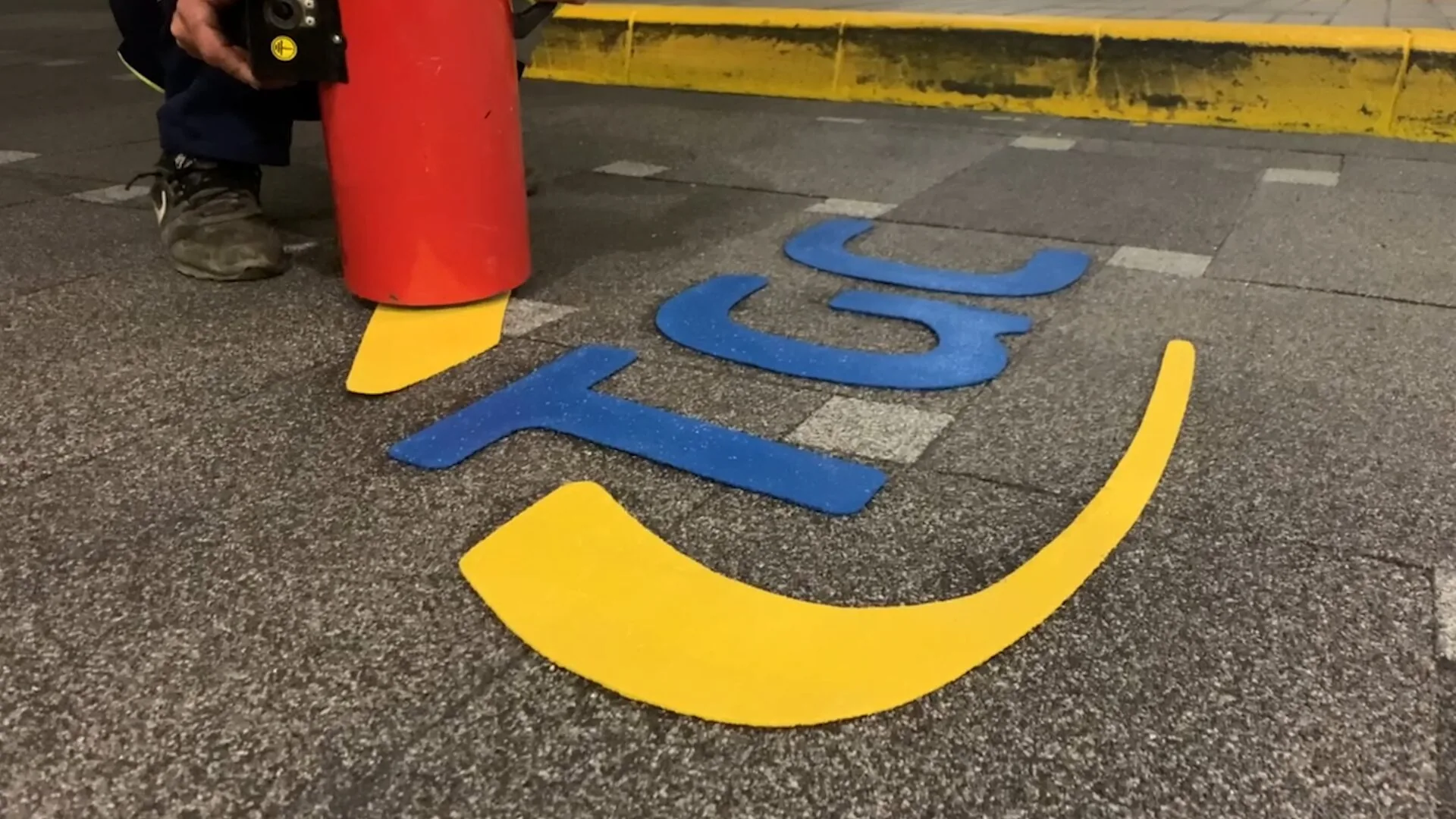 Logo TGC termoadherido sobre pavimento Zoruflex Preformado