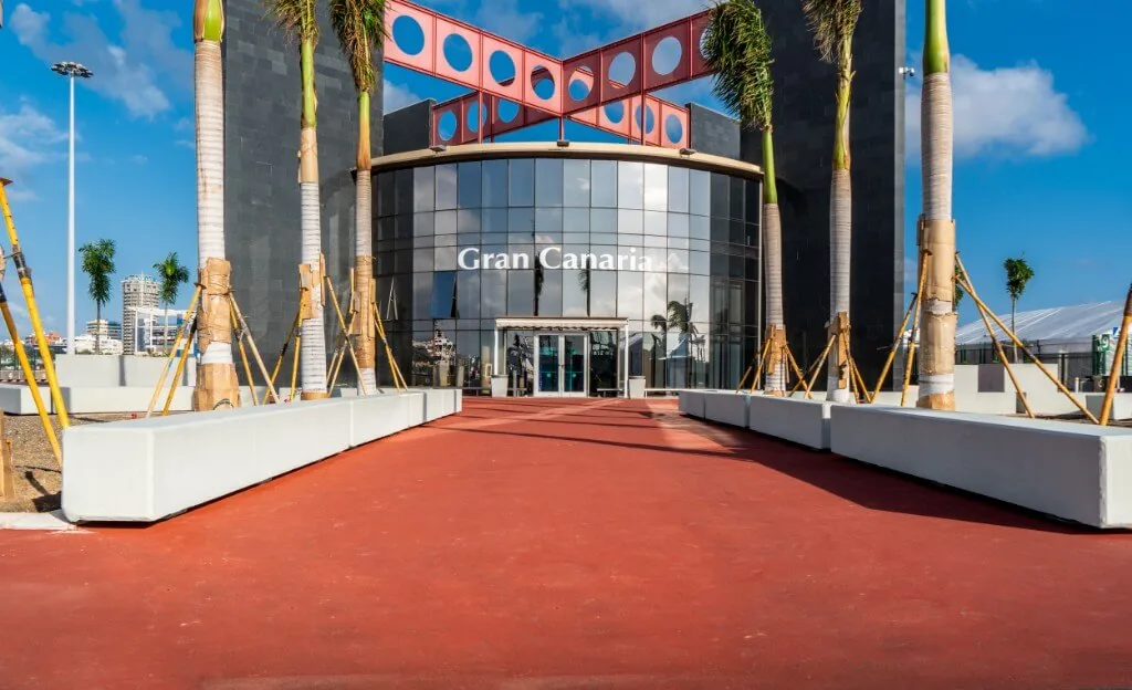 Pavimento continuo coral en la Estación de Cruceros Santa Catalina