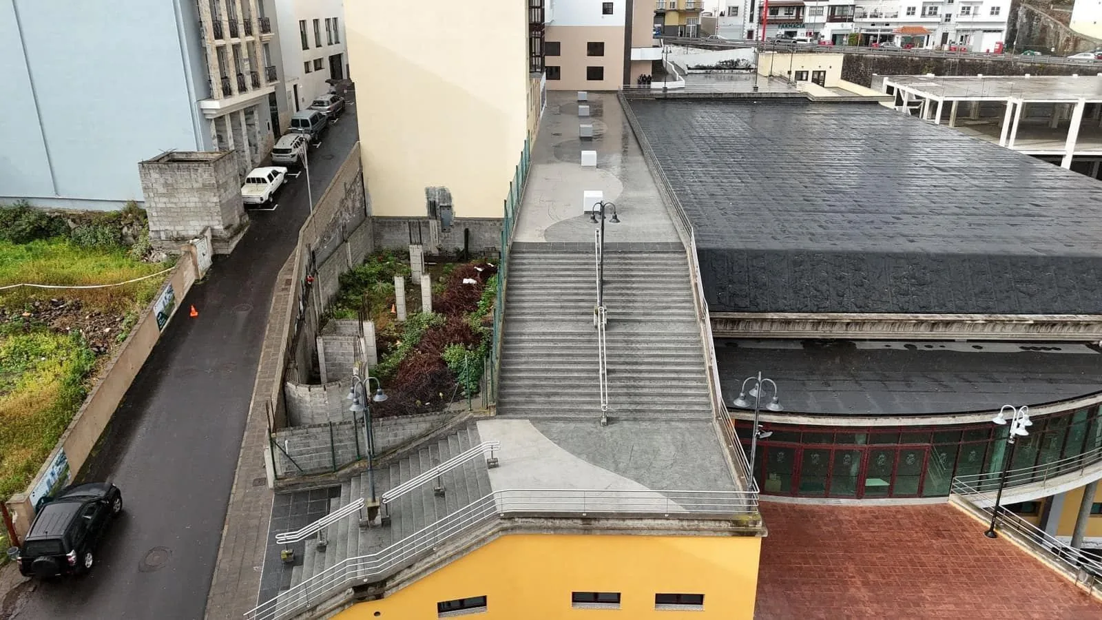 Vista aérea de escalinata y plaza superior resueltas con un acabado continuo impermeabilizado