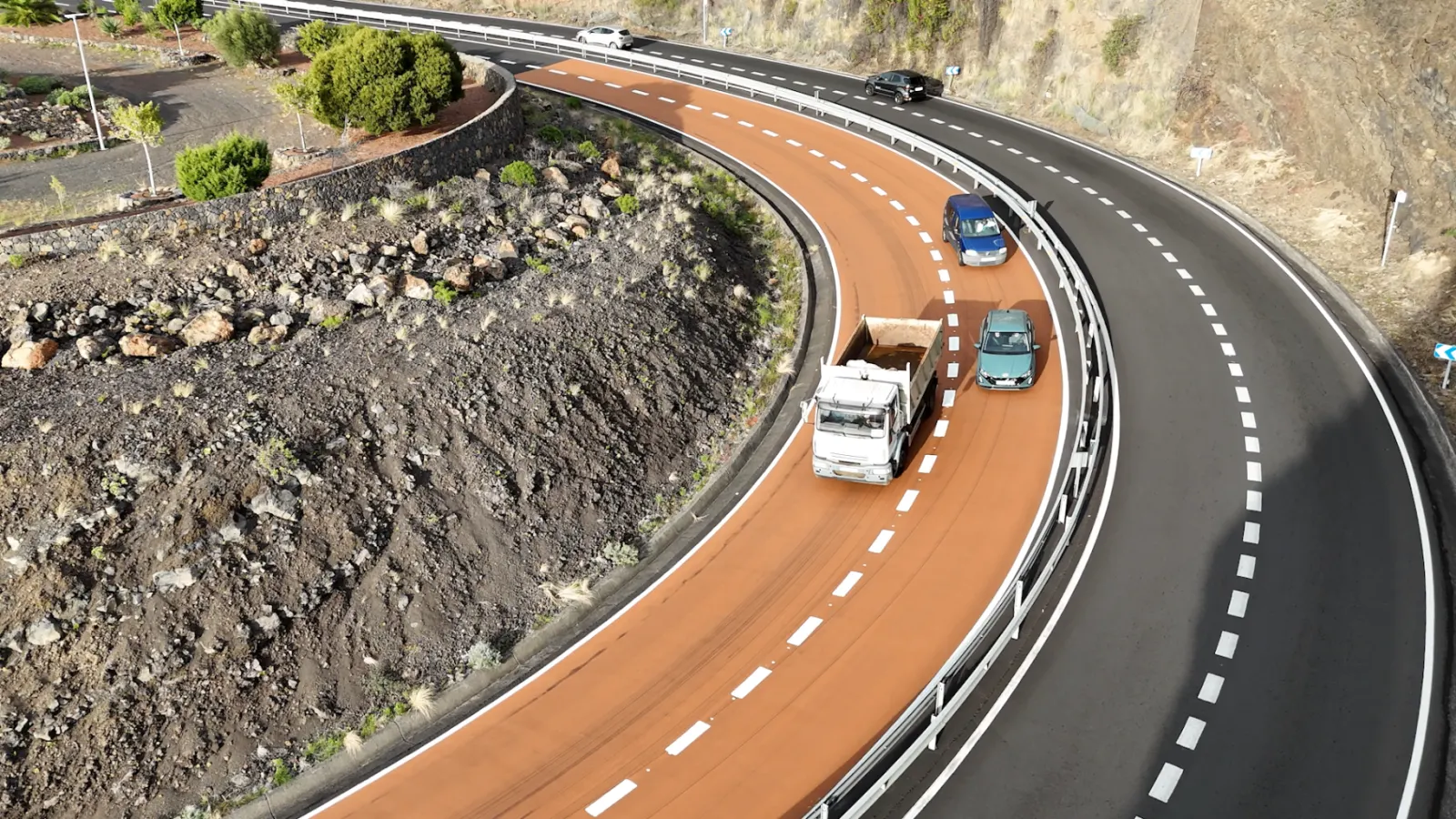 Vista aérea de carretera con superficie Zoruflex Tráfico para mejorar la seguridad vial