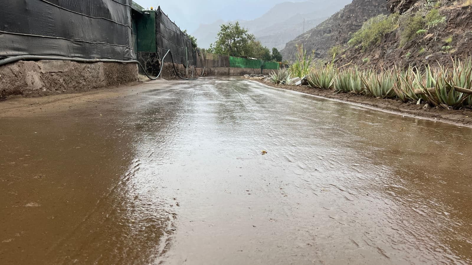 Pavimento Byo Eco bajo lluvia en Venegera, mostrando estabilidad de la superficie sin arrastres