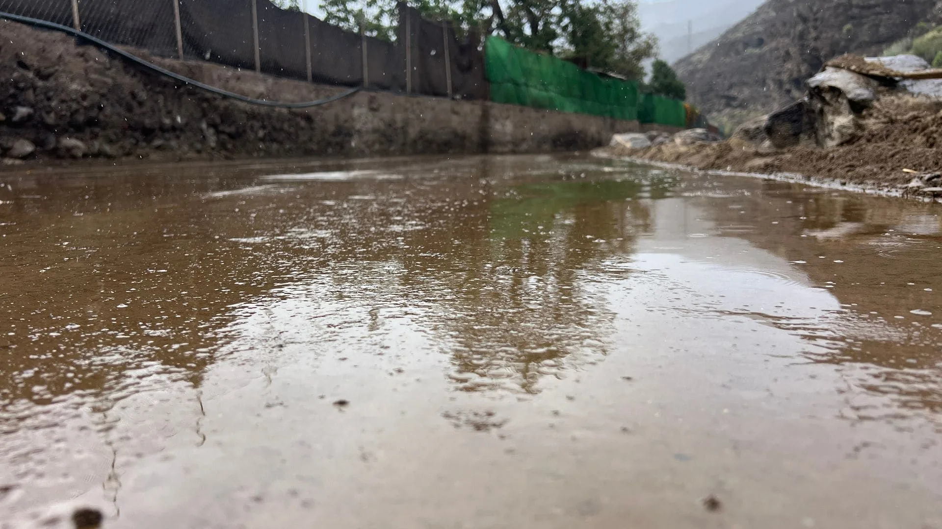 Detalle a ras de suelo del pavimento Byo Eco en Venegera con agua superficial sin erosión