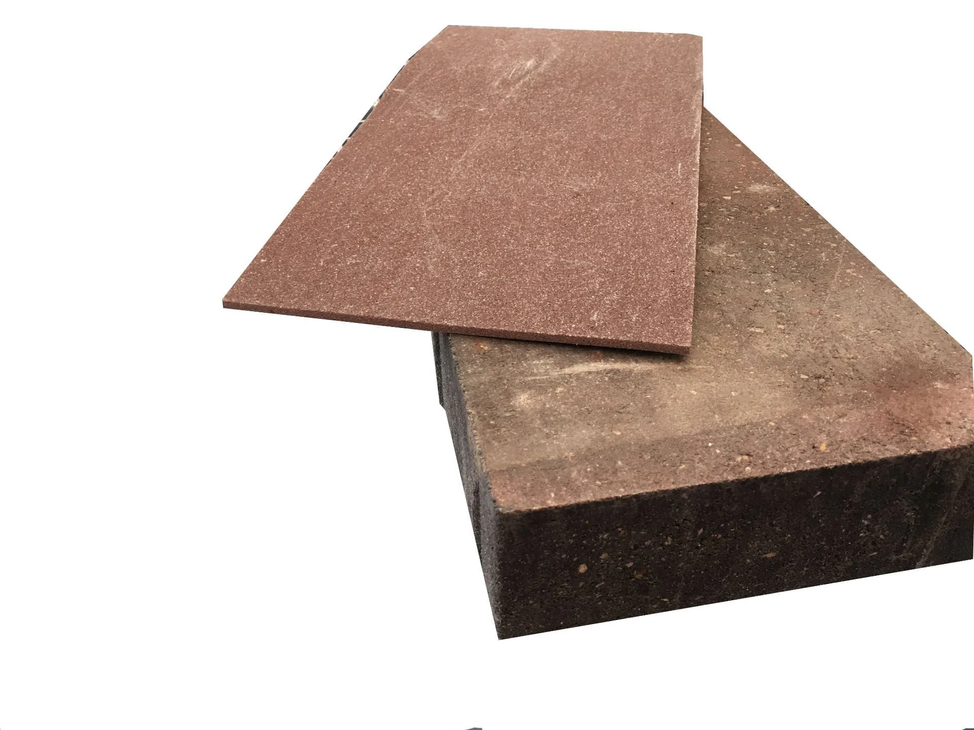 Baldosa Zoruflex en tono rojo terracota sobre un bloque de hormigón rojizo