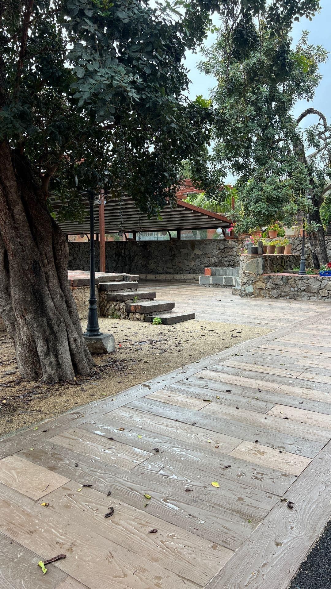 Baldosa Zoruflex acabado madera integrada en pavimento exterior