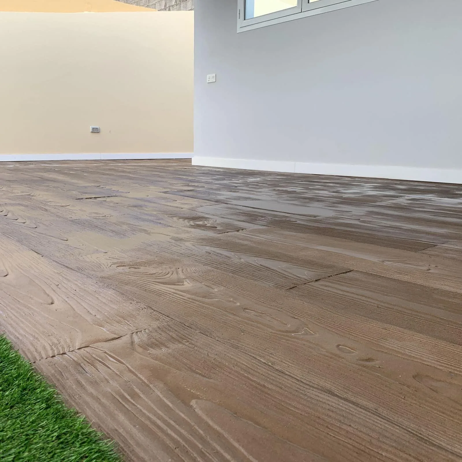 Plano cenital del pavimento Zoruflex acabado madera mostrando la veta marcada
