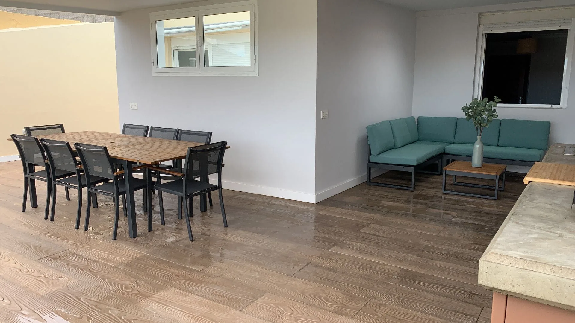 Terraza amueblada con pavimento Zoruflex acabado madera y mobiliario exterior