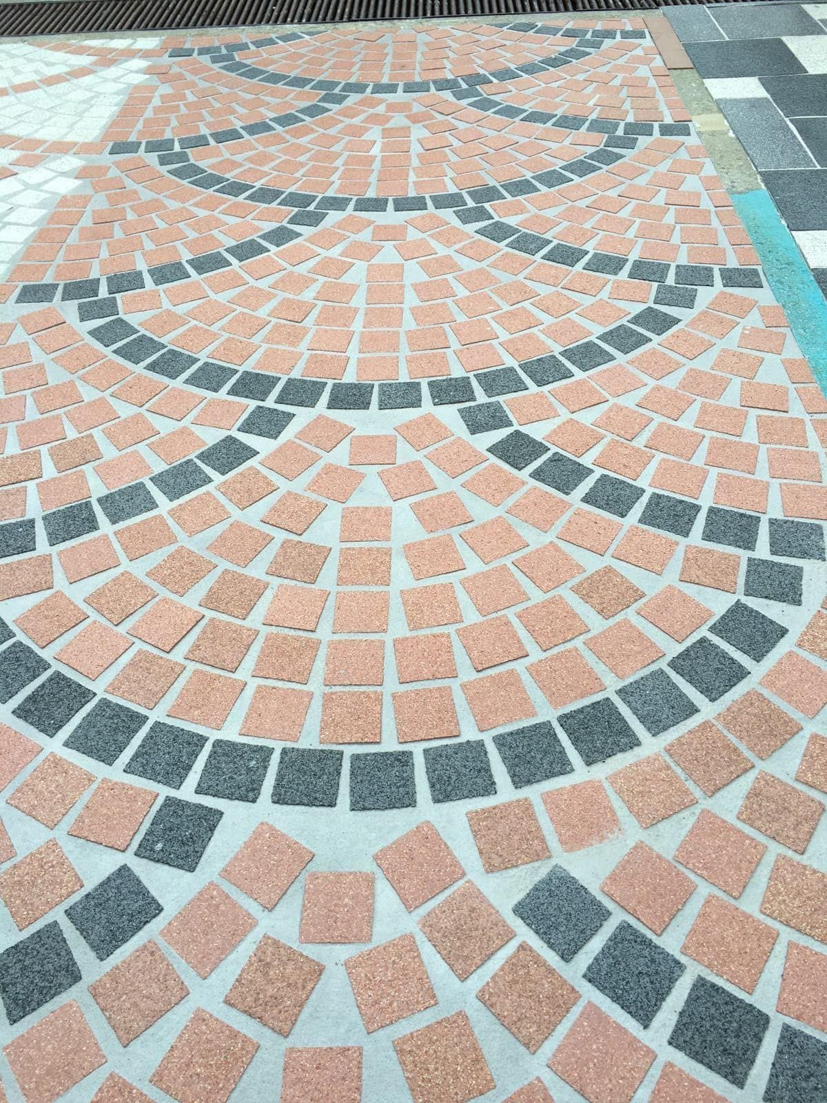 Pavimento Zoruflex en composición de abanicos circulares en rojo y negro