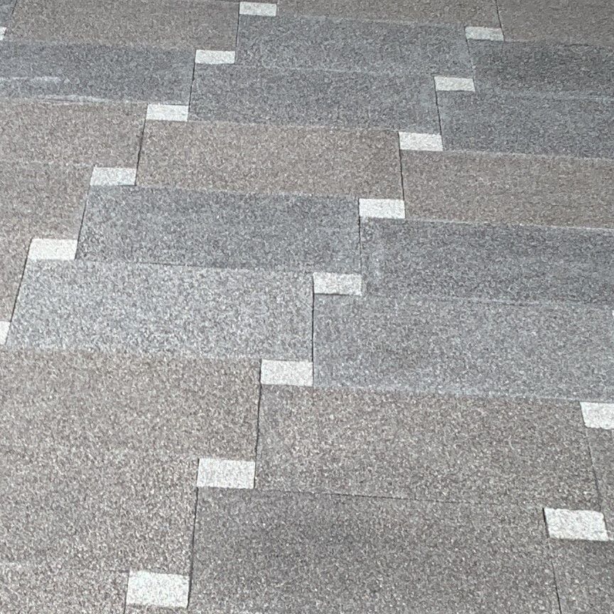 Pavimento Zoruflex granítico en mezcla de grises con tacos blancos de remate