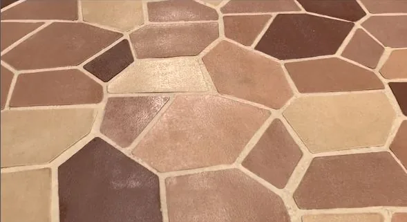 Sistema irregular tipo mosaico poligonal Zoruflex en tonos terracota y beige